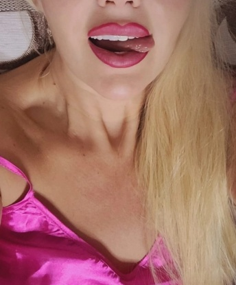 👄 Страсть и нежность воплощаются во мне, и я знаю, как превратить встречу в уникальный момент наслаждения. Обладаю незабываемой внешностью и шармом, который растворит сердца самых требовательных мужчин. В Москве я нахожусь уже много лет и хорошо знаю, как доставить удовольствие и расслабление своим клиентам. Мысли обо мне не оставят тебя равнодушным. 💕 Насладись страстными моментами со мной, в моих нежных объятиях ищи настоящую страсть. Я умею создавать атмосферу, в которой каждая встреча будет запомнена как особенная и незабываемая. 💋 Мои услуги нацелены на выполнение самых скрытых фантазий и желаний, и мое тело - идеальный объект для наслаждения. Жду встречи с тобой и уже предвкушаю наше захватывающее путешествие! 🔥 Вера